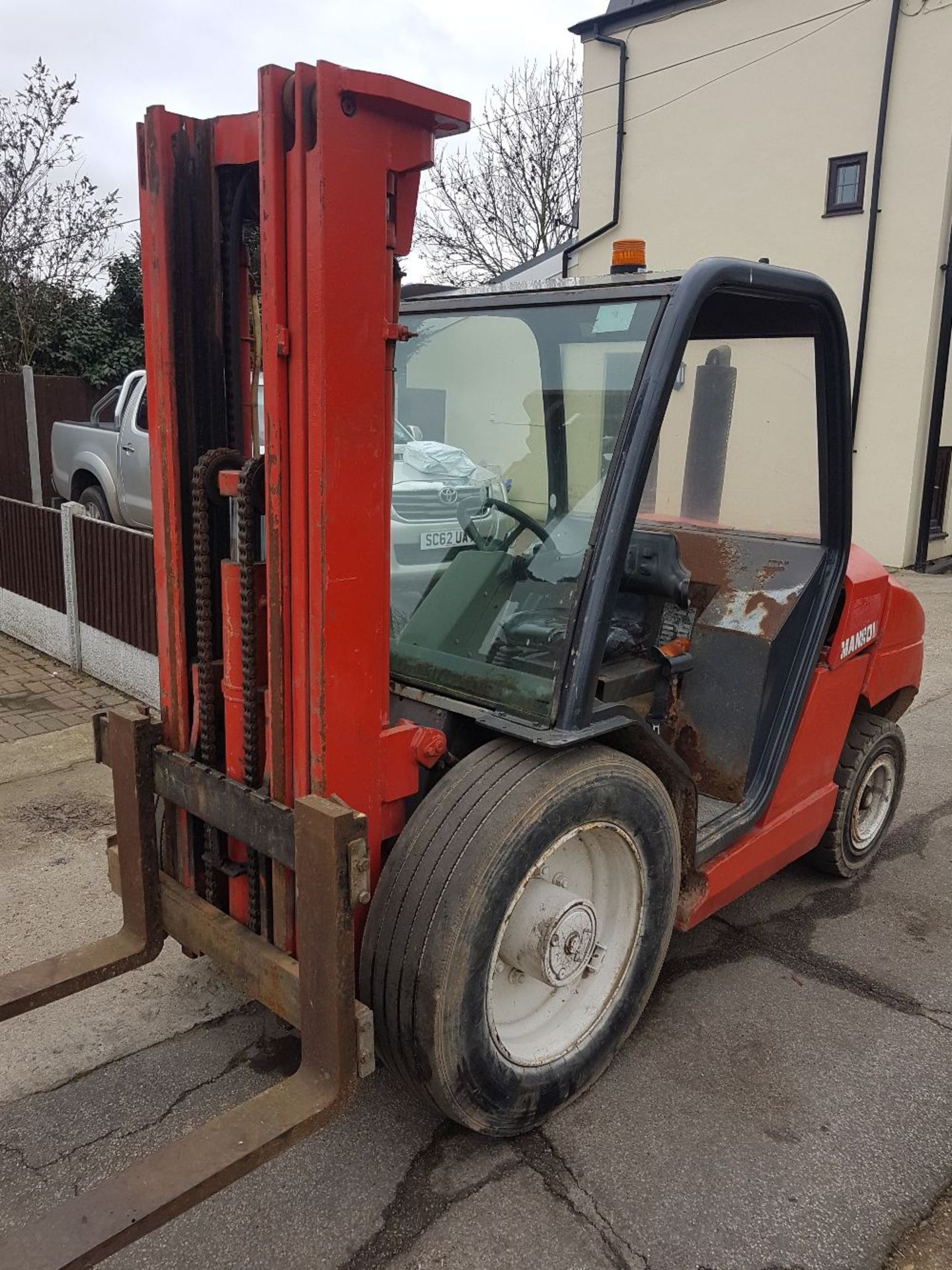 MANITOU MSI 30D DIESEL FORKLIFT TRUCK WITH TRIPLE 3 STAGE MAST, PART CAB, TOYOTA ENGINE LOT - Image 2 of 4