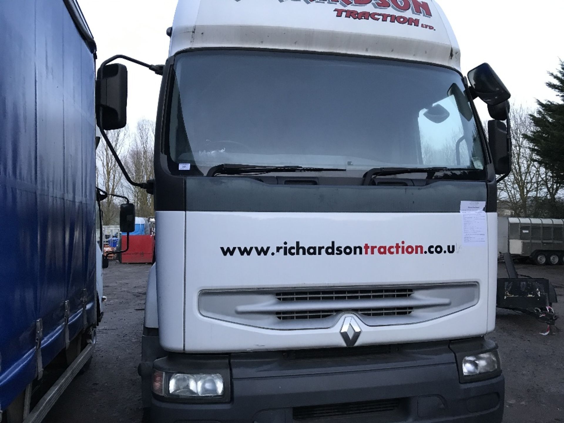RENAULT 4x2 TRACTOR UNIT WITH SLEEPER CAB AND FITTED WITH PALFINGER PK12000 CRANE, YEAR 2003, REG: