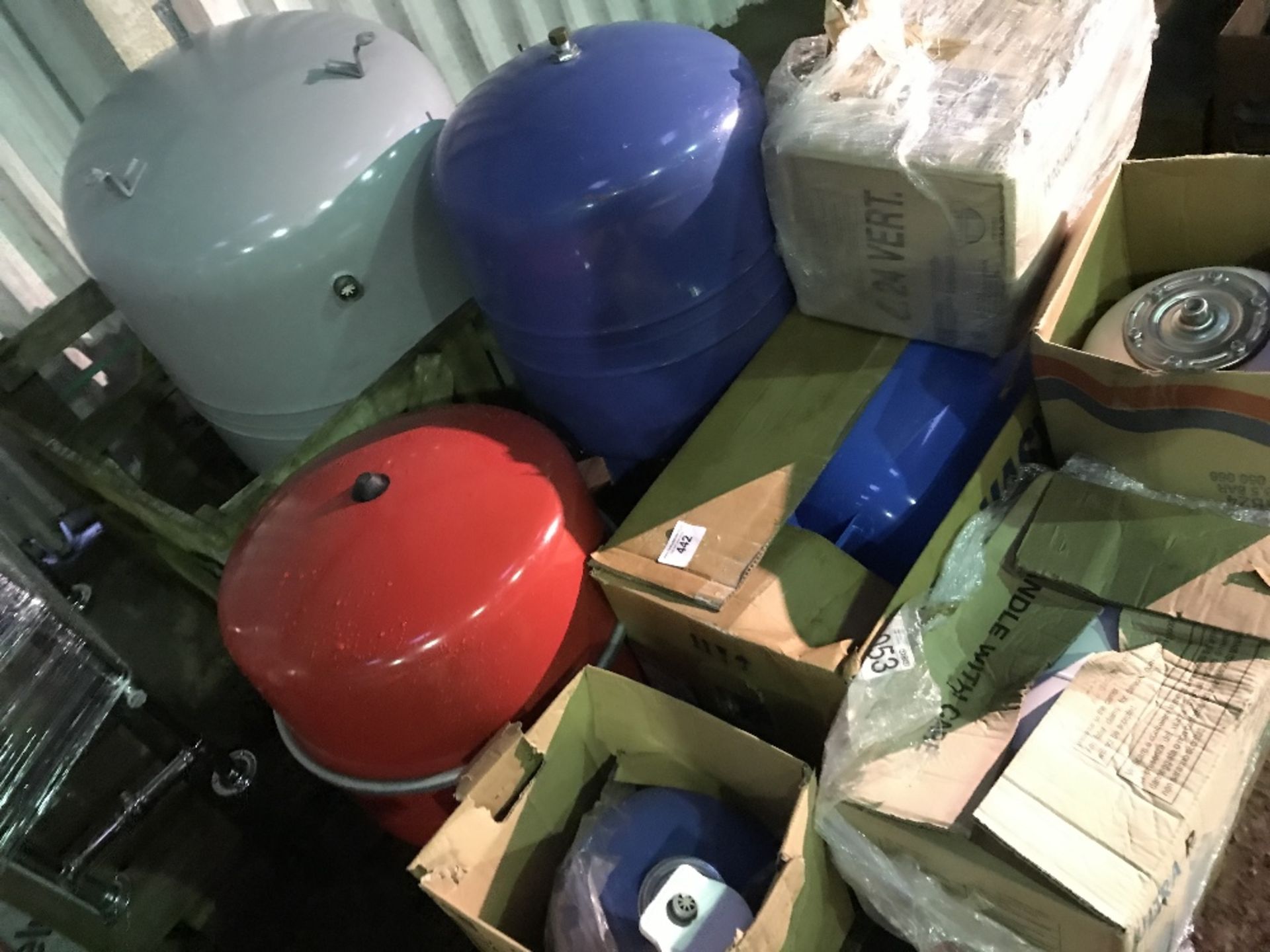 8 X ASSORTED SIZED WATER PRESSURE VESSELS DIRECT EX PLUMBING TRAINING SCHOOL LIQUIDATION - Image 3 of 4