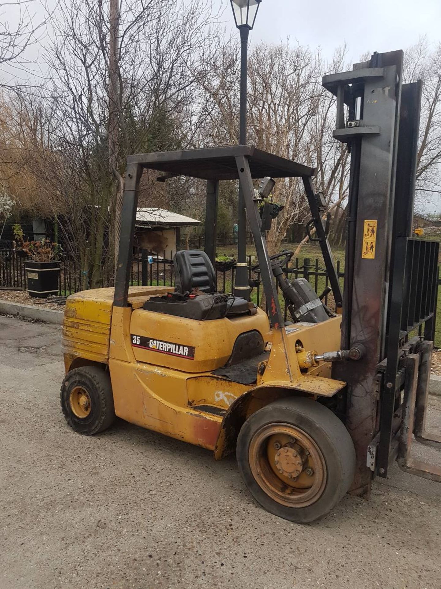 CATERPILLAR DP35 3.5 TONNE RATED DIESEL FORKLIFT TRUCK WITH SIDE SHIFT LOT LOCATION: CHINGFORD, - Image 2 of 4