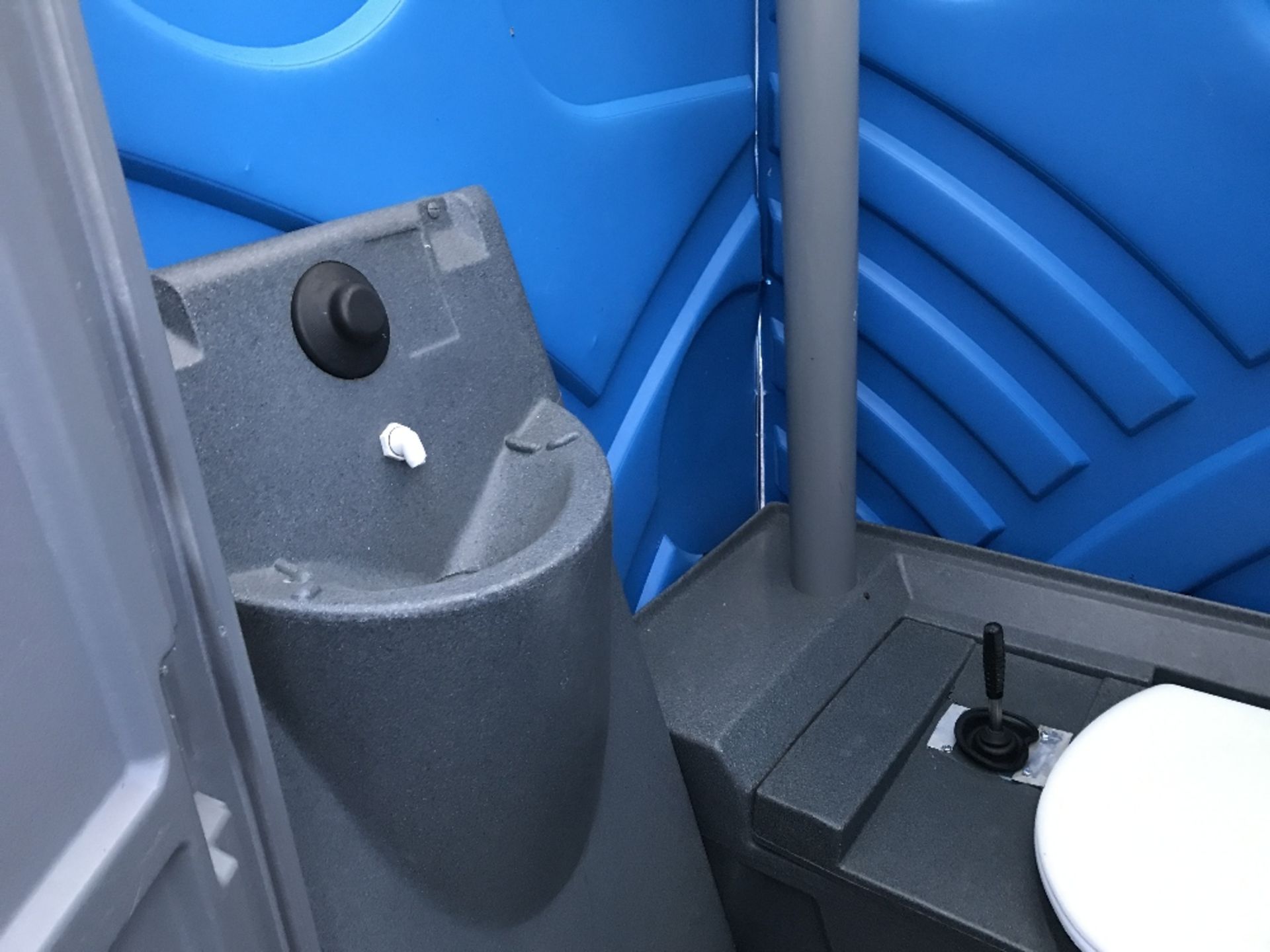 BLUE COLOURED PORTABLE SITE TOILET - Image 3 of 5