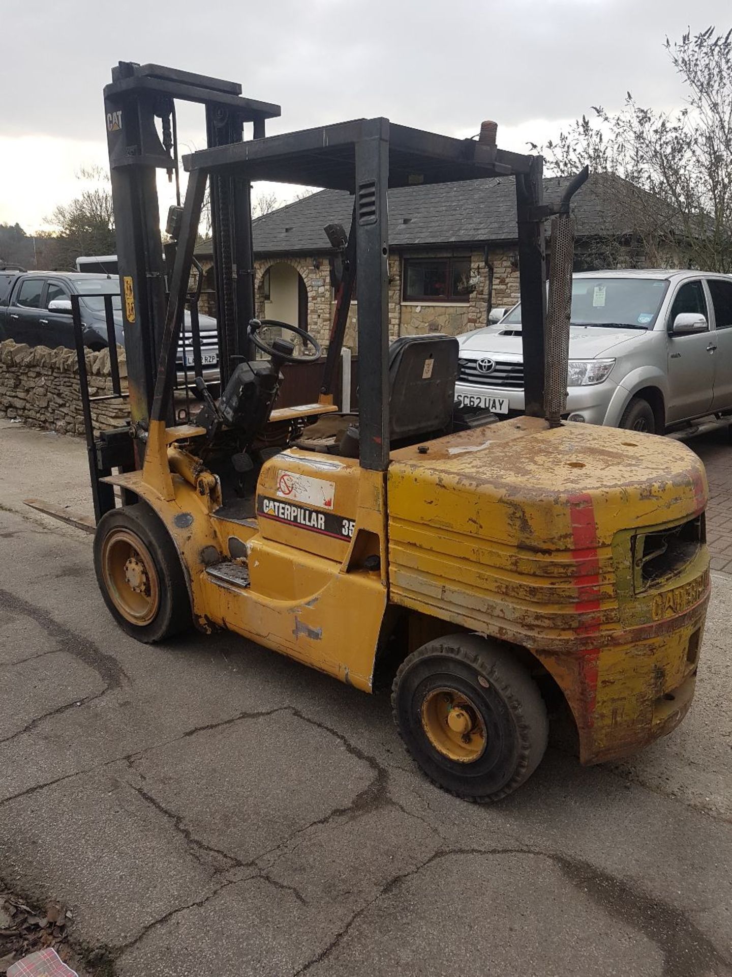 CATERPILLAR DP35 3.5 TONNE RATED DIESEL FORKLIFT TRUCK WITH SIDE SHIFT LOT LOCATION: CHINGFORD, - Image 4 of 4