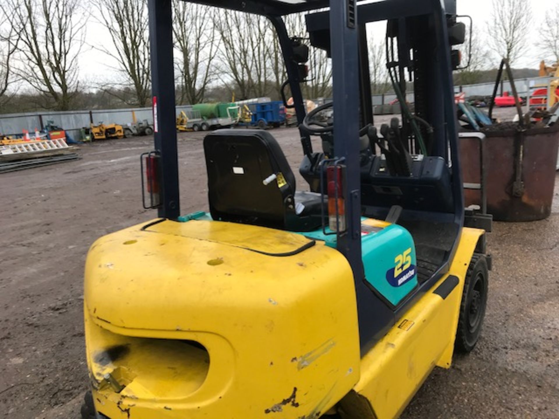 KOMATSU 25 DIESEL FORKLIFT WITH CONTAINER SPEC MAST YEAR 1995. WHEN TESTED WAS SEEN TO DRIVE, STEER, - Image 2 of 7