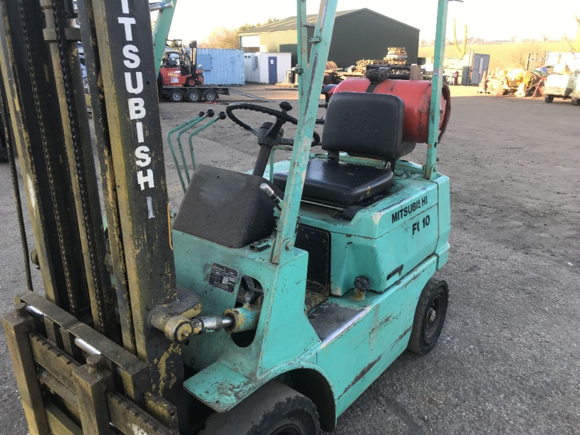 MITSUBISHI FG10 GAS POWERED FORKLIFT WITH SIDESHIFT. WHEN TESTED WAS SEEN TO RUN, DRIVE, LIFT AND - Image 3 of 6