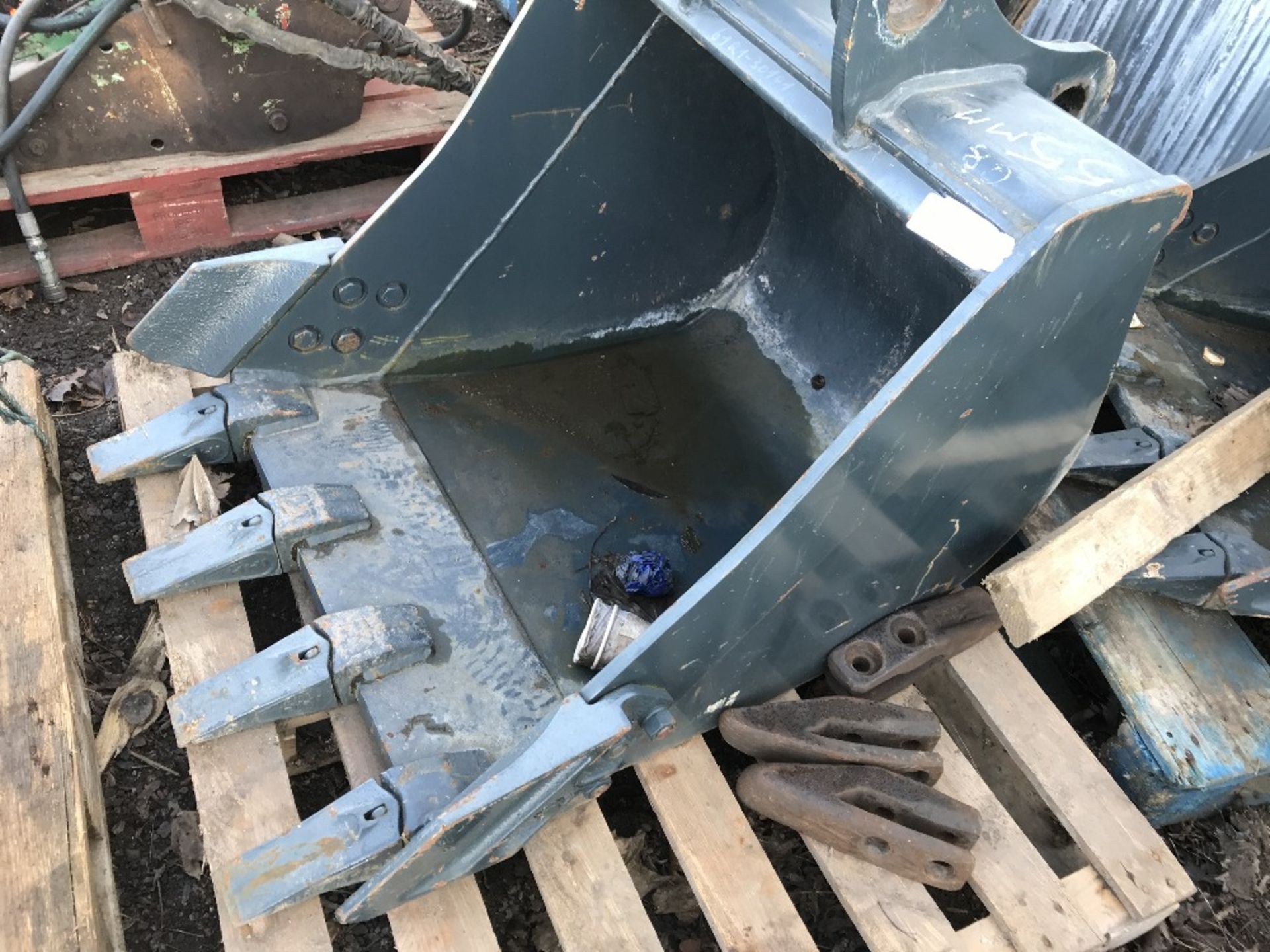 Hyundai 3ft bucket on 55mm pins c/w 3no. spare teeth.. SOLD UNDER THE AUCTIONEERS MARGIN SCHEME…NO