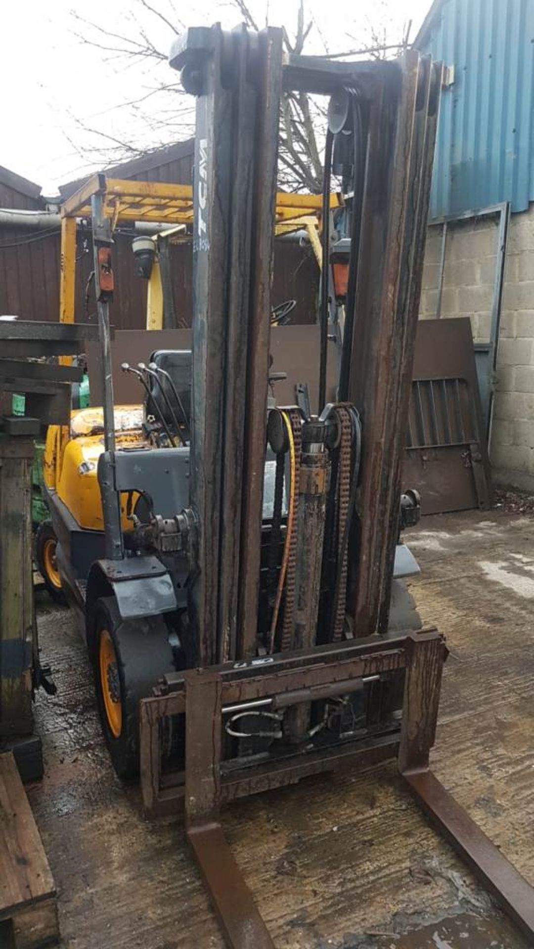 TCM FD 25 DIESEL FORKLIFT TRUCK WITH 3 STAGE MAST AND SIE SHIFT, 2.5 TONNE RATED VENDORS COMMENTS: - Image 3 of 4