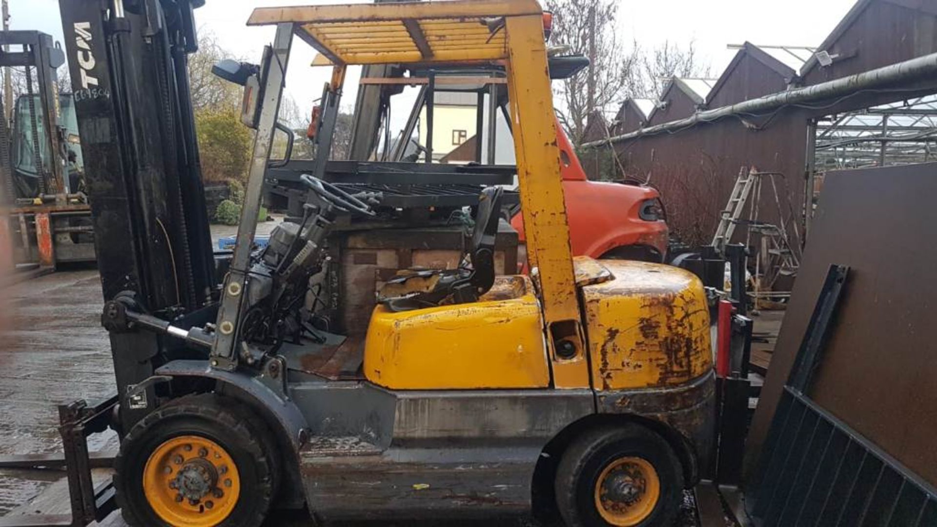 TCM FD 25 DIESEL FORKLIFT TRUCK WITH 3 STAGE MAST AND SIE SHIFT, 2.5 TONNE RATED VENDORS COMMENTS: