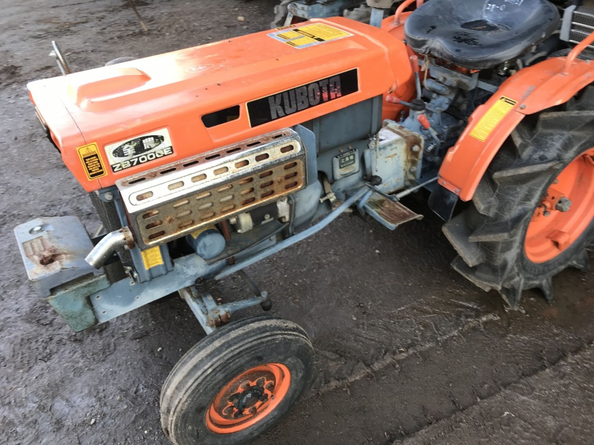 Kubota ZB7000E 2wd compact tractor c/w rear linkage WHEN TESTED WAS SEEN TO RUN, DRIVE, STEER AND - Image 2 of 3