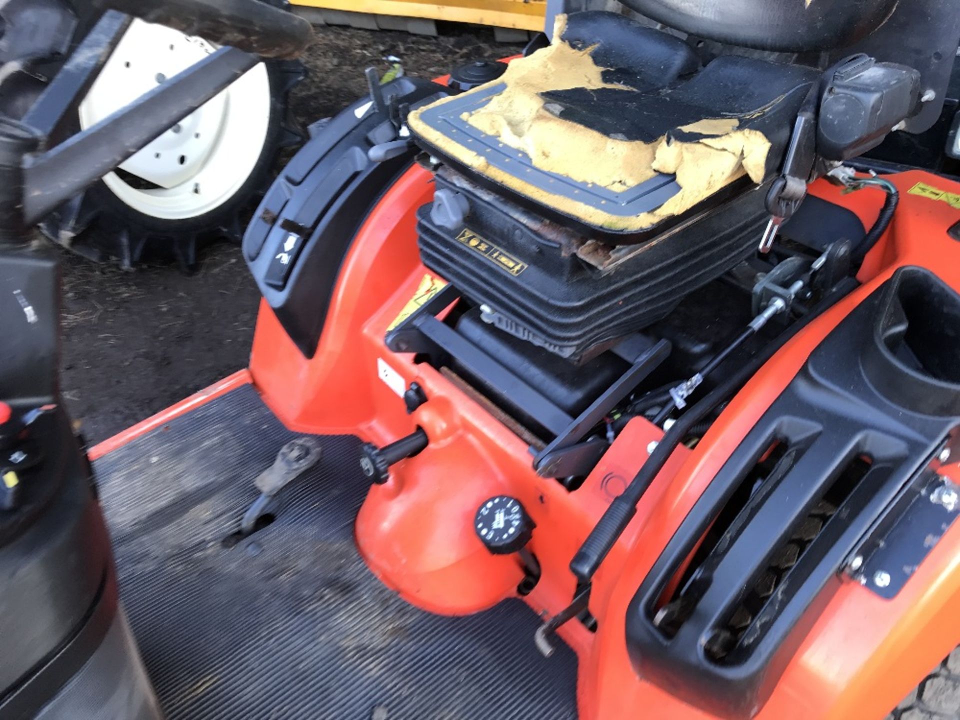 KUBOTA RX2350 4WD HYDRO DRIVE COMPACT TRACTOR SN:76921 year 2014 build WHEN TESTED WAS SEEN TO - Image 3 of 4