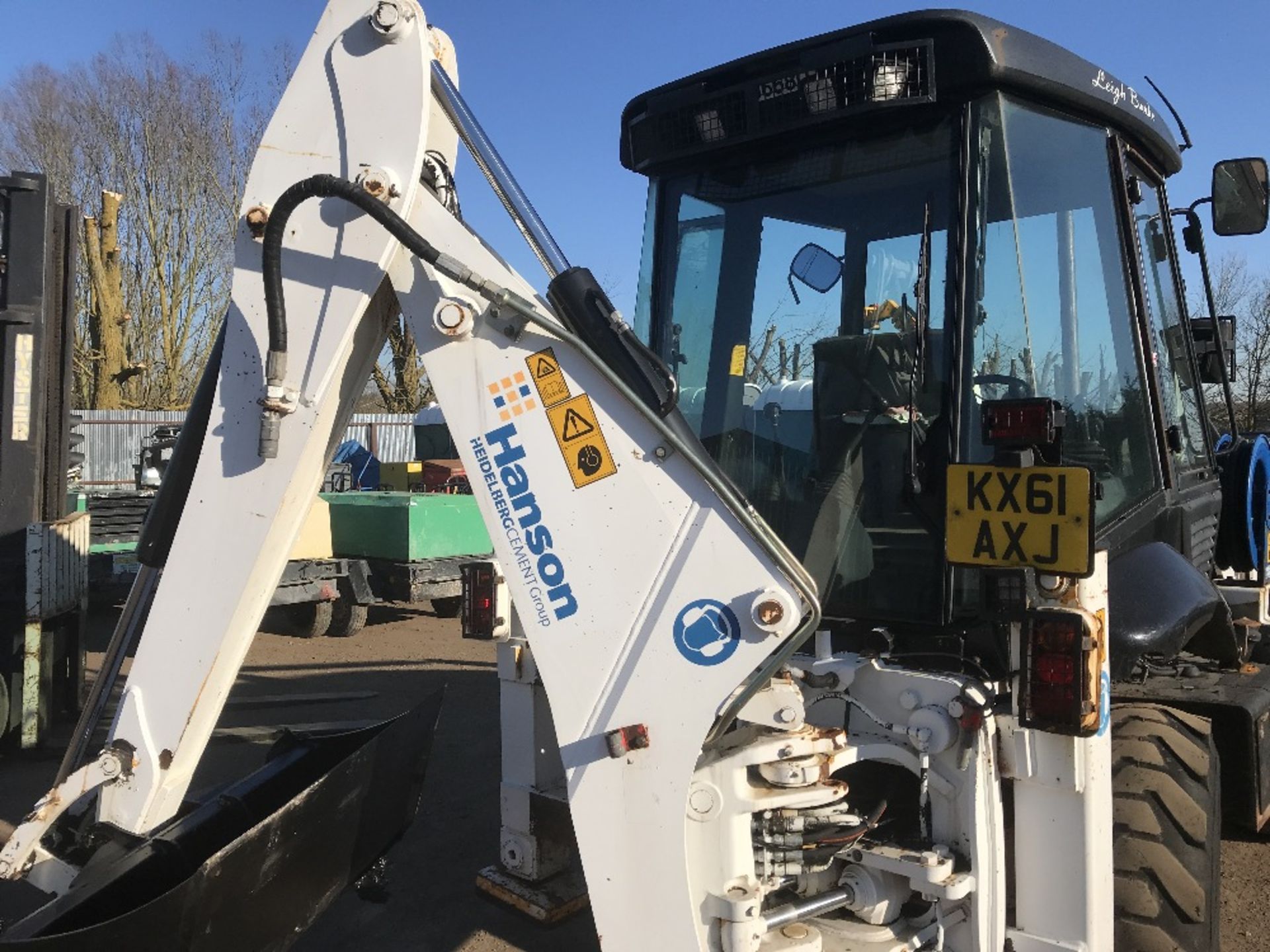 JCB 2CX 4WS BACKHOE LOADER, YEAR 2011. 4 IN 1 FRONT BUCKET. 2 X UNUSED REAR BUCKETS. V5 - Image 3 of 8