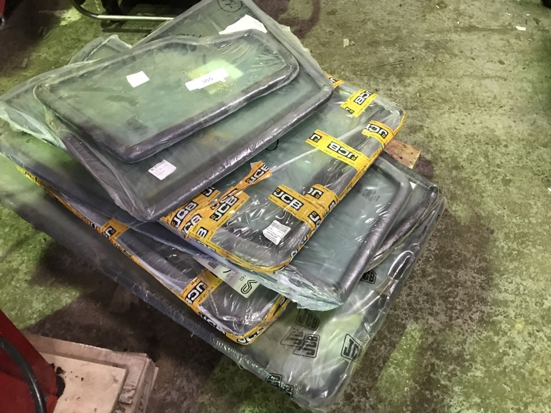 Pallet of assorted JCB window glass - Image 3 of 3