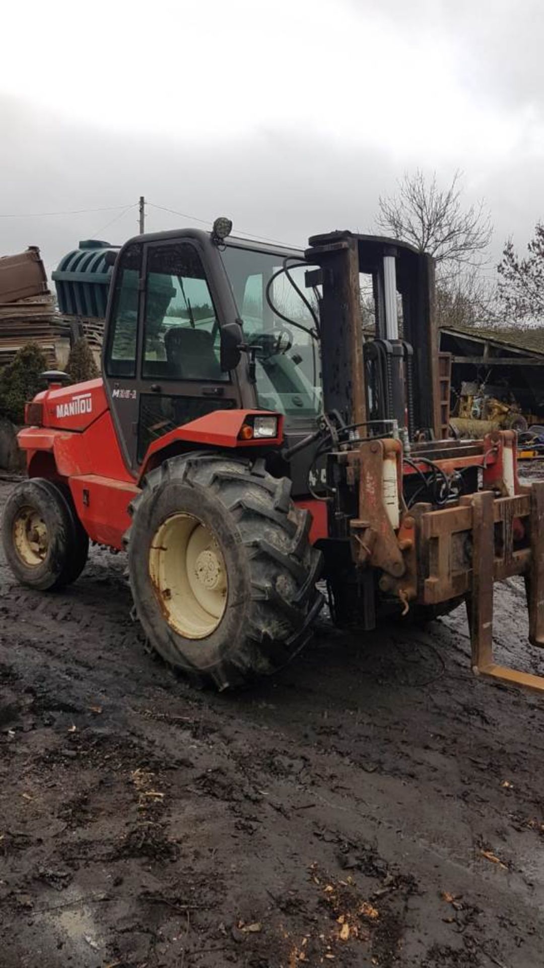 MANITOU M26 ROUGH TERRAIN FORKLIFT, YEAR 2000 BUILD, TRIPLE MAST, HYDRAULIC TIPPING ATTACHMENT AS