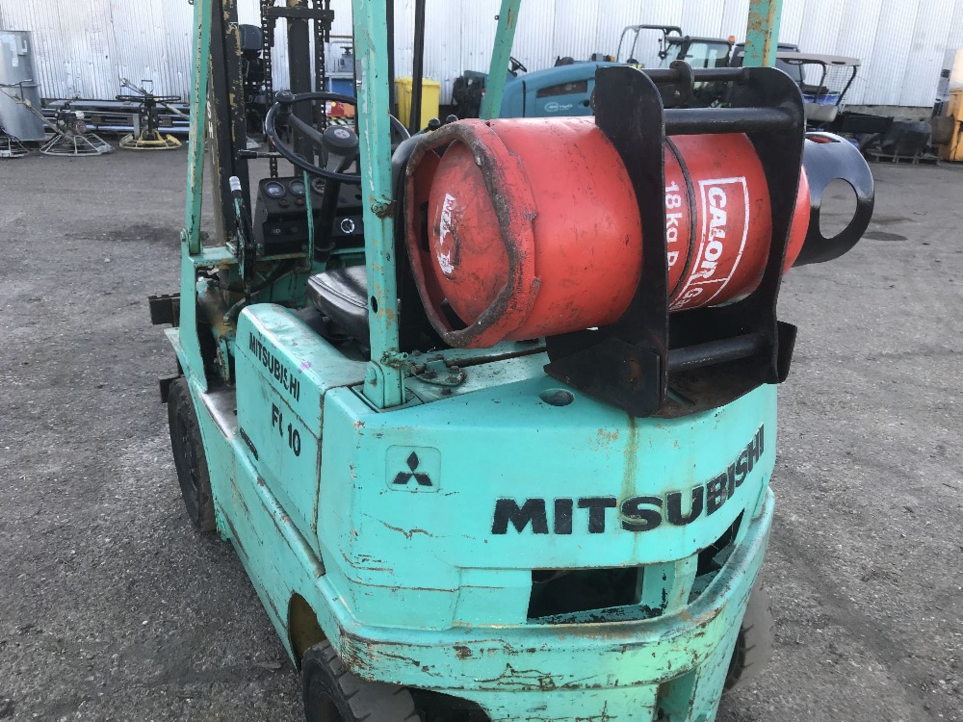 MITSUBISHI FG10 GAS POWERED FORKLIFT WITH SIDESHIFT. WHEN TESTED WAS SEEN TO RUN, DRIVE, LIFT AND - Image 5 of 6