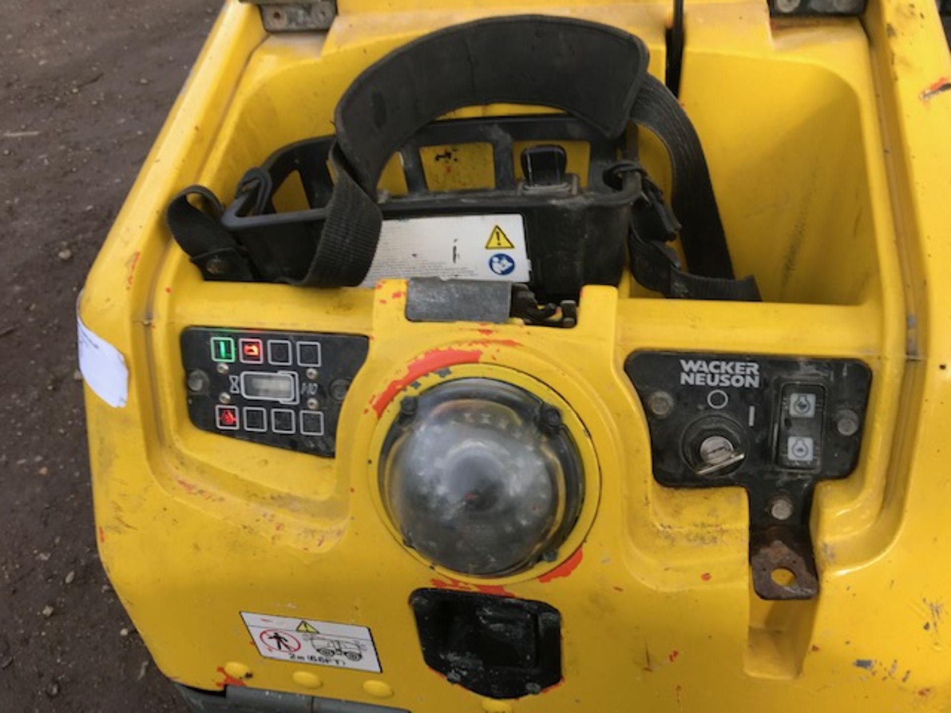 WACKER NEUSON TRENCH ROLLER WITH REMOTE CONTROL 507 REC HRS, YEAR 2014. PN:8252FC WHEN TESTED WAS - Image 3 of 9