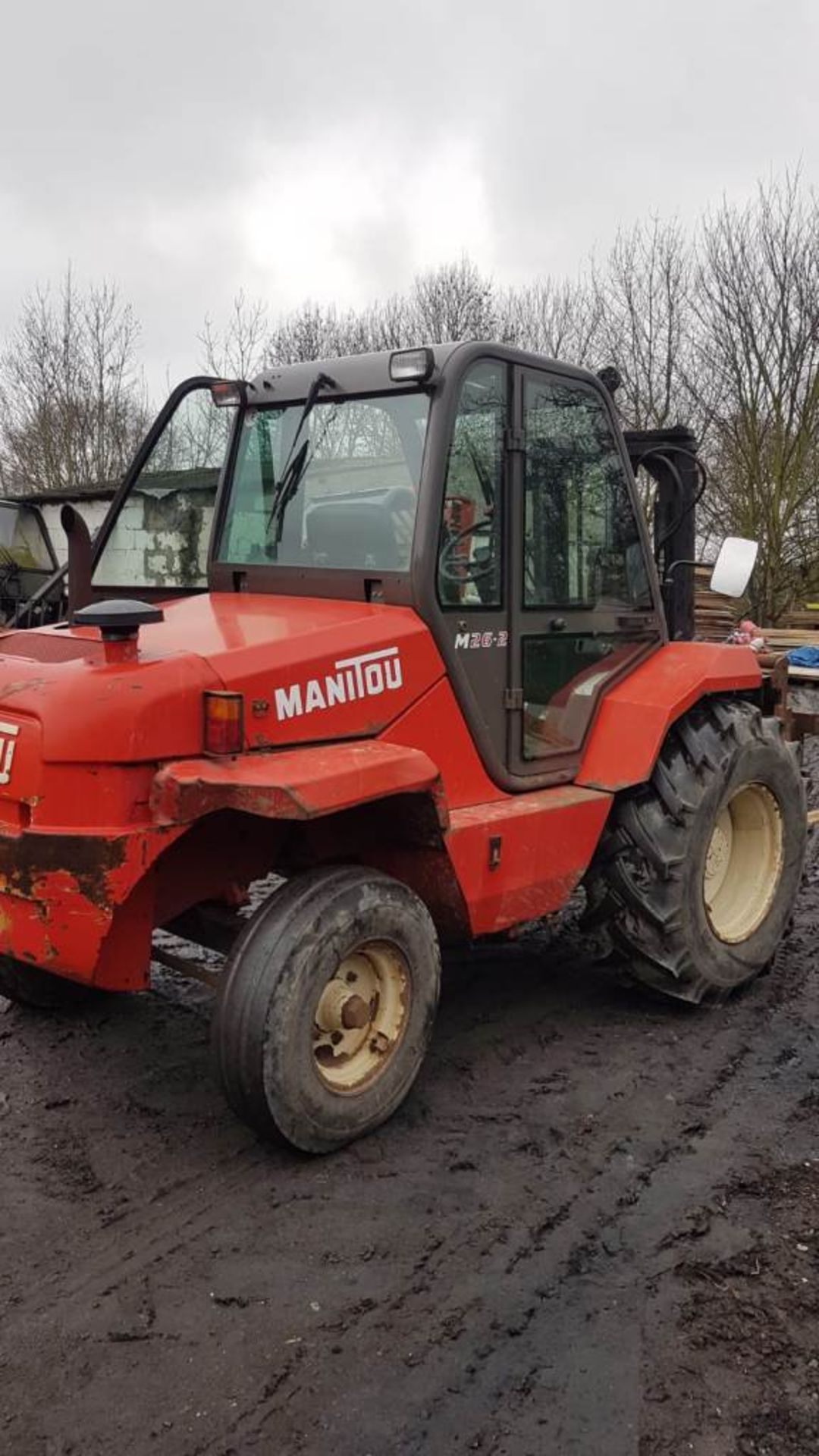MANITOU M26 ROUGH TERRAIN FORKLIFT, YEAR 2000 BUILD, TRIPLE MAST, HYDRAULIC TIPPING ATTACHMENT AS - Image 2 of 2
