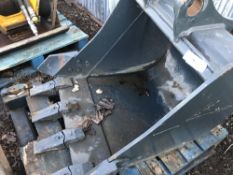 Hyundai 3ft bucket on 55mm pins c/w 3no. spare teeth.. SOLD UNDER THE AUCTIONEERS MARGIN SCHEME…NO