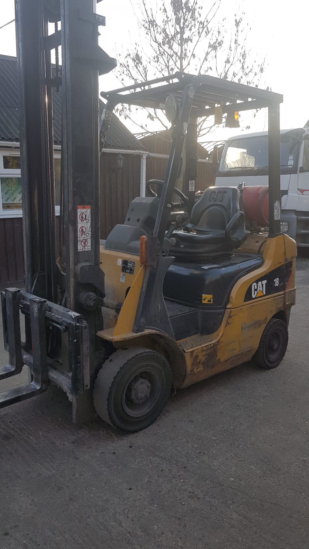 CATERPILLAR GP18N GAS FORKLIFT TRUCK, YEAR 2013 BUILD, 4METRE LIFT MAST, SIDE SHIFT. VENDORS - Image 2 of 4