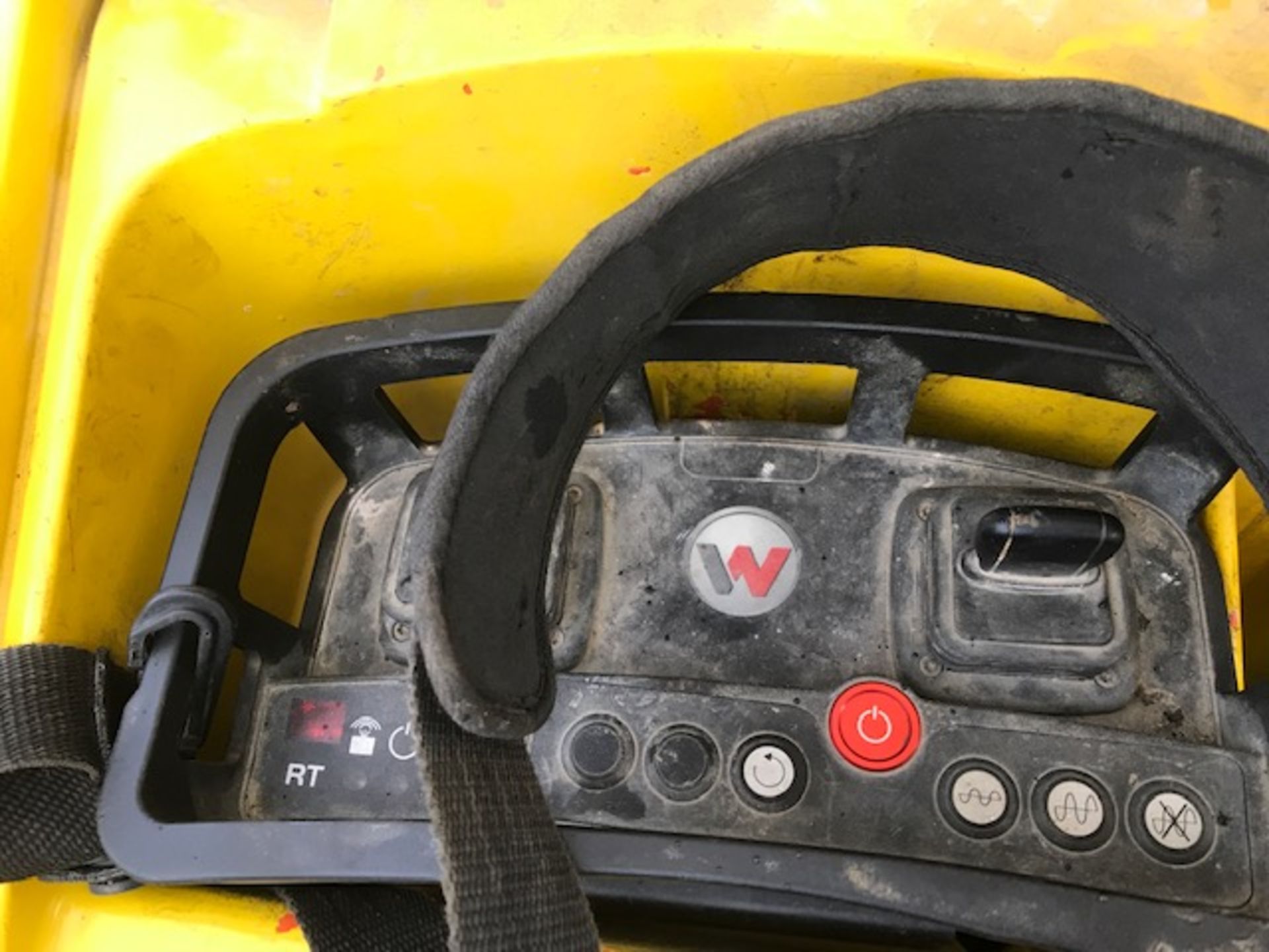 WACKER NEUSON TRENCH ROLLER WITH REMOTE CONTROL 507 REC HRS, YEAR 2014. PN:8252FC WHEN TESTED WAS - Image 4 of 9