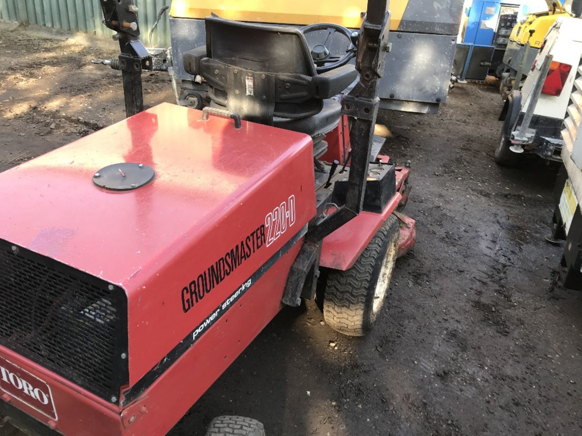 GROUNDMASTER 220-D 2WD OUT FRONT ROTARY MOWER. WHEN TESTED WAS SEEN TO DRIVE, STEER AND BLADES - Image 2 of 5