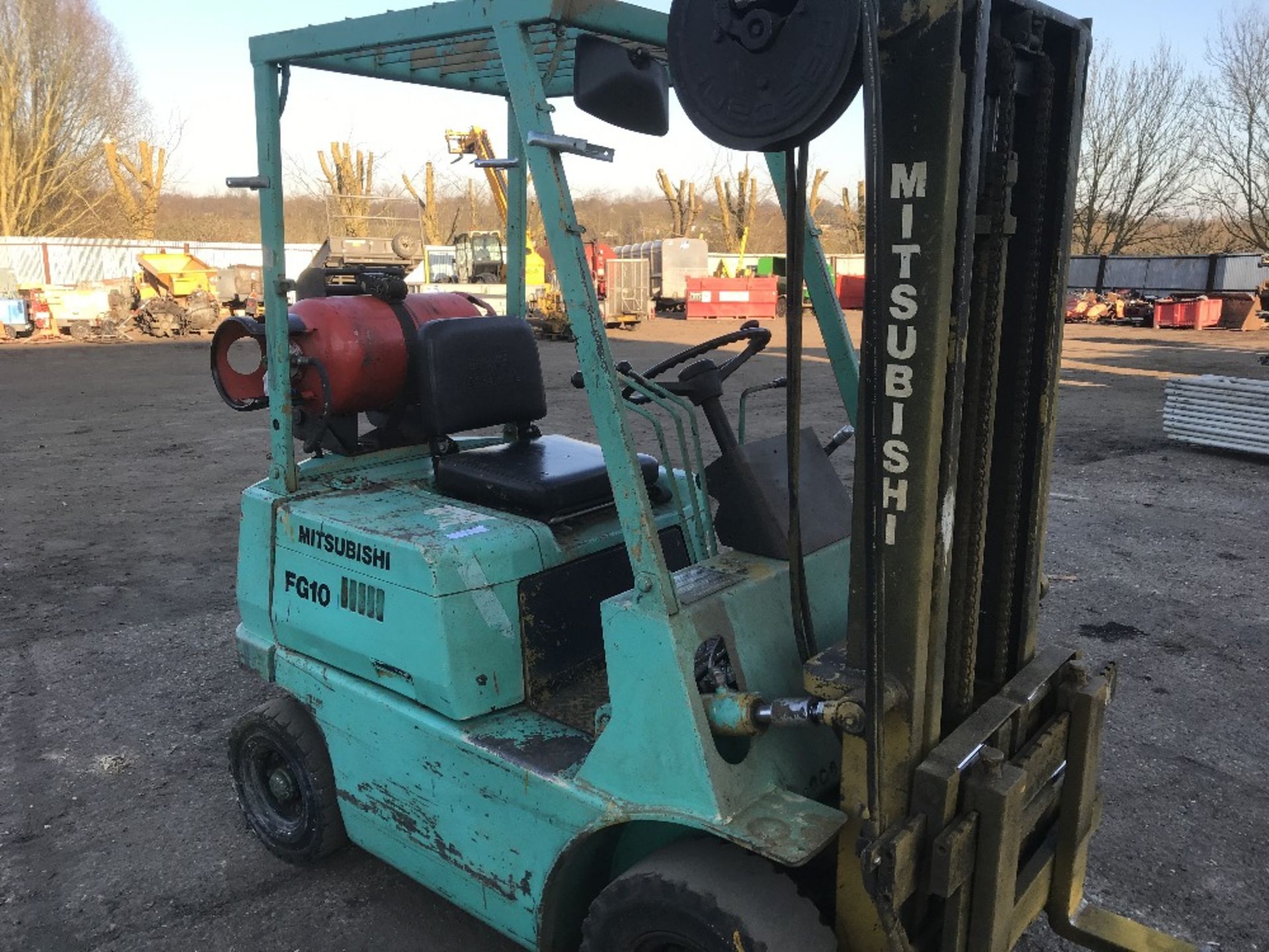 MITSUBISHI FG10 GAS POWERED FORKLIFT WITH SIDESHIFT. WHEN TESTED WAS SEEN TO RUN, DRIVE, LIFT AND