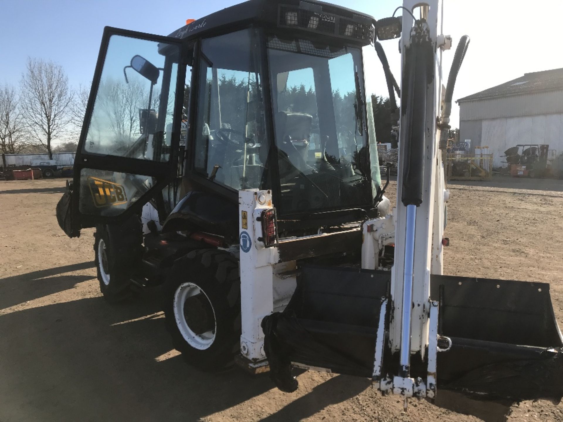 JCB 2CX 4WS BACKHOE LOADER, YEAR 2011. 4 IN 1 FRONT BUCKET. 2 X UNUSED REAR BUCKETS. V5 - Image 4 of 8