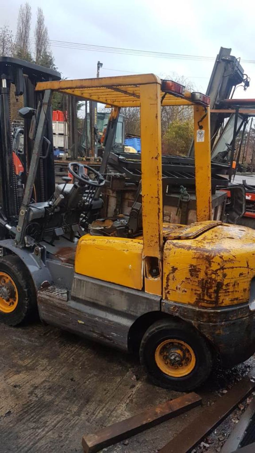 TCM FD 25 DIESEL FORKLIFT TRUCK WITH 3 STAGE MAST AND SIE SHIFT, 2.5 TONNE RATED VENDORS COMMENTS: - Image 2 of 4