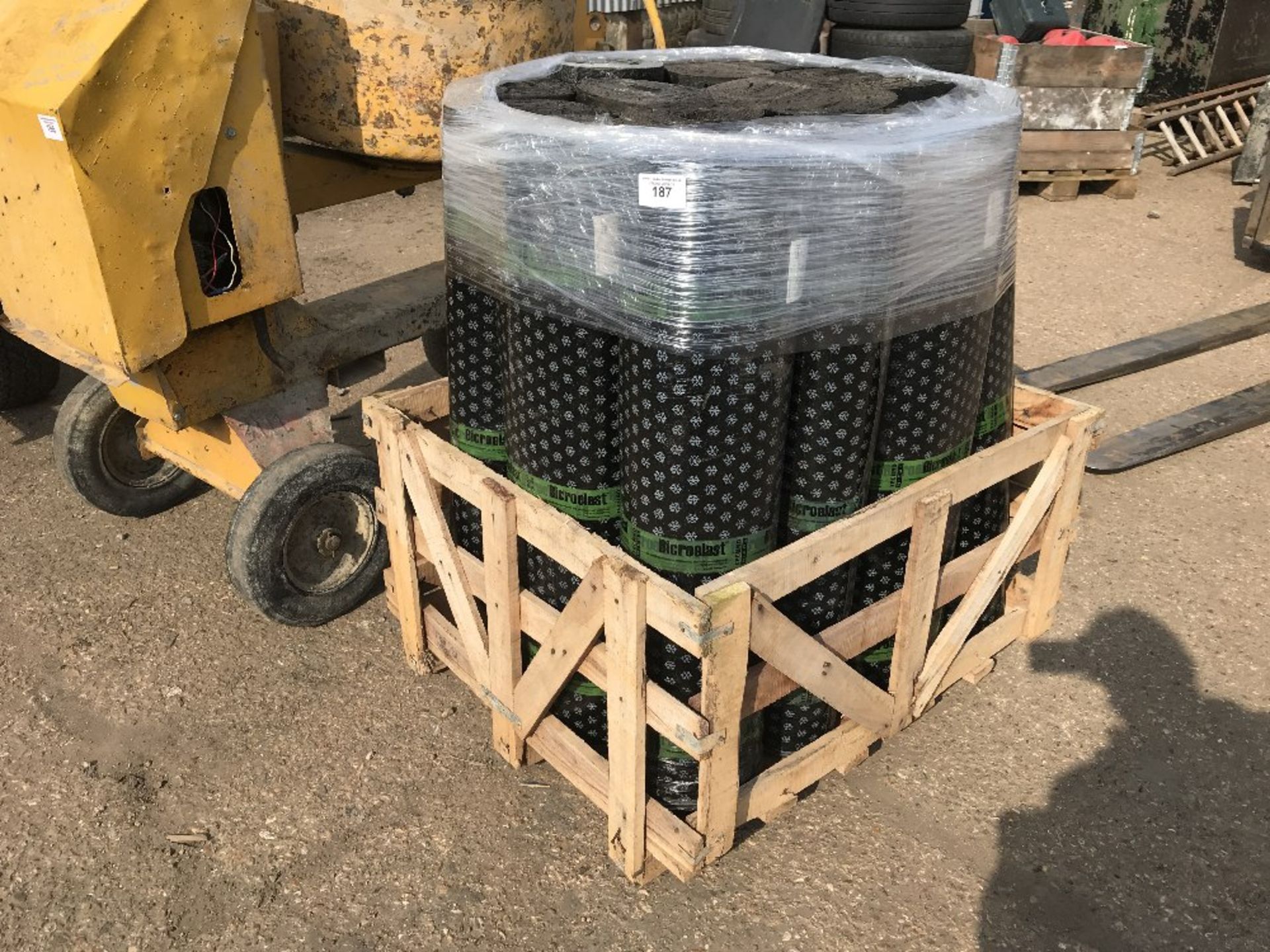 PALLET OF TORCH ON ROOFING FELT NO VAT ON HAMMER PRICE