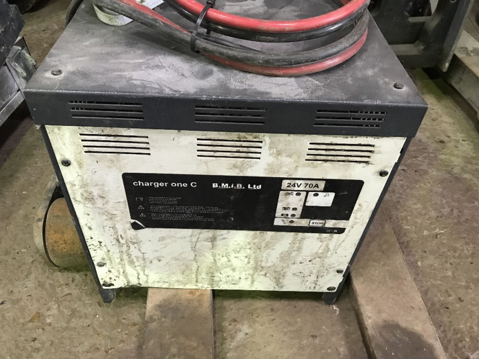 CROWN WALK BEHIND BATTERY REACH FORKLIFT C/W CHARGER, EX COMPANY LIQUIDATION Sold Under The - Image 5 of 5