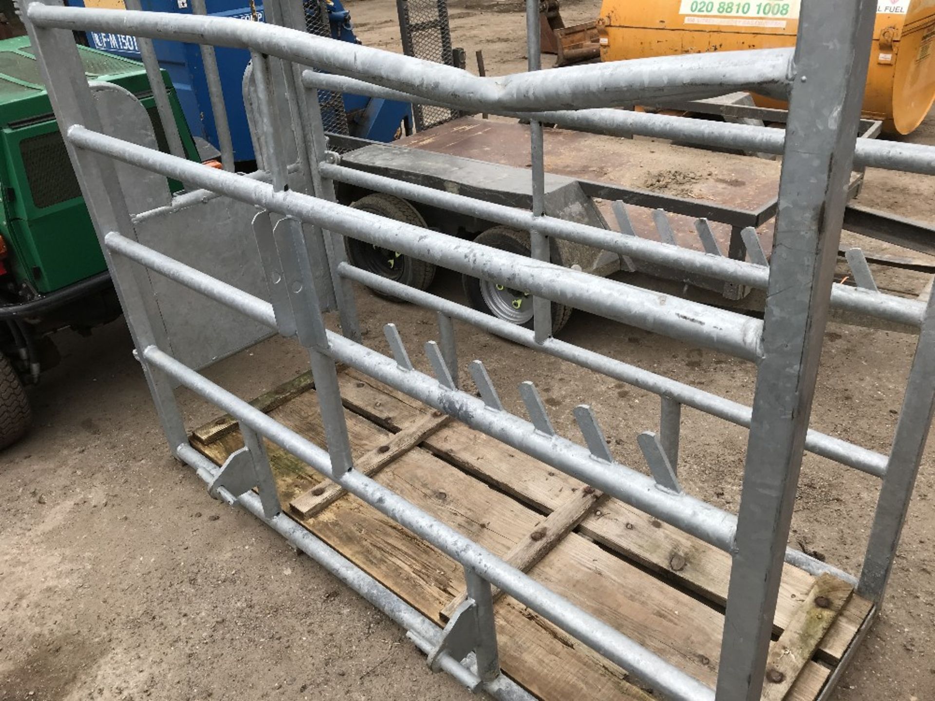 GALVANISED CATTLE CRUSH Sold Under The Auctioneers Margin Scheme, NO VAT Charged on the hammer price - Image 2 of 2