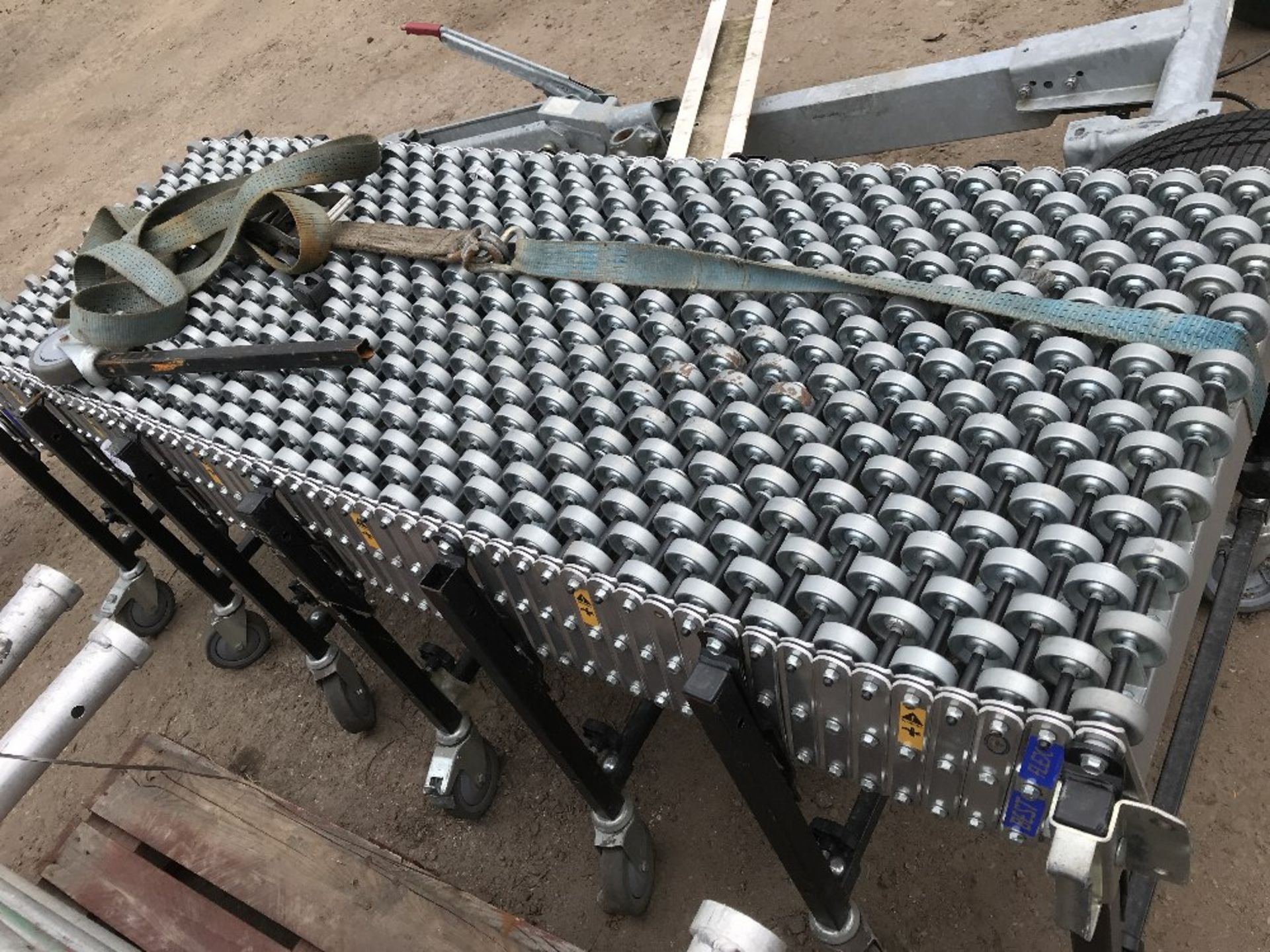 Extending roller conveyor - Image 2 of 3