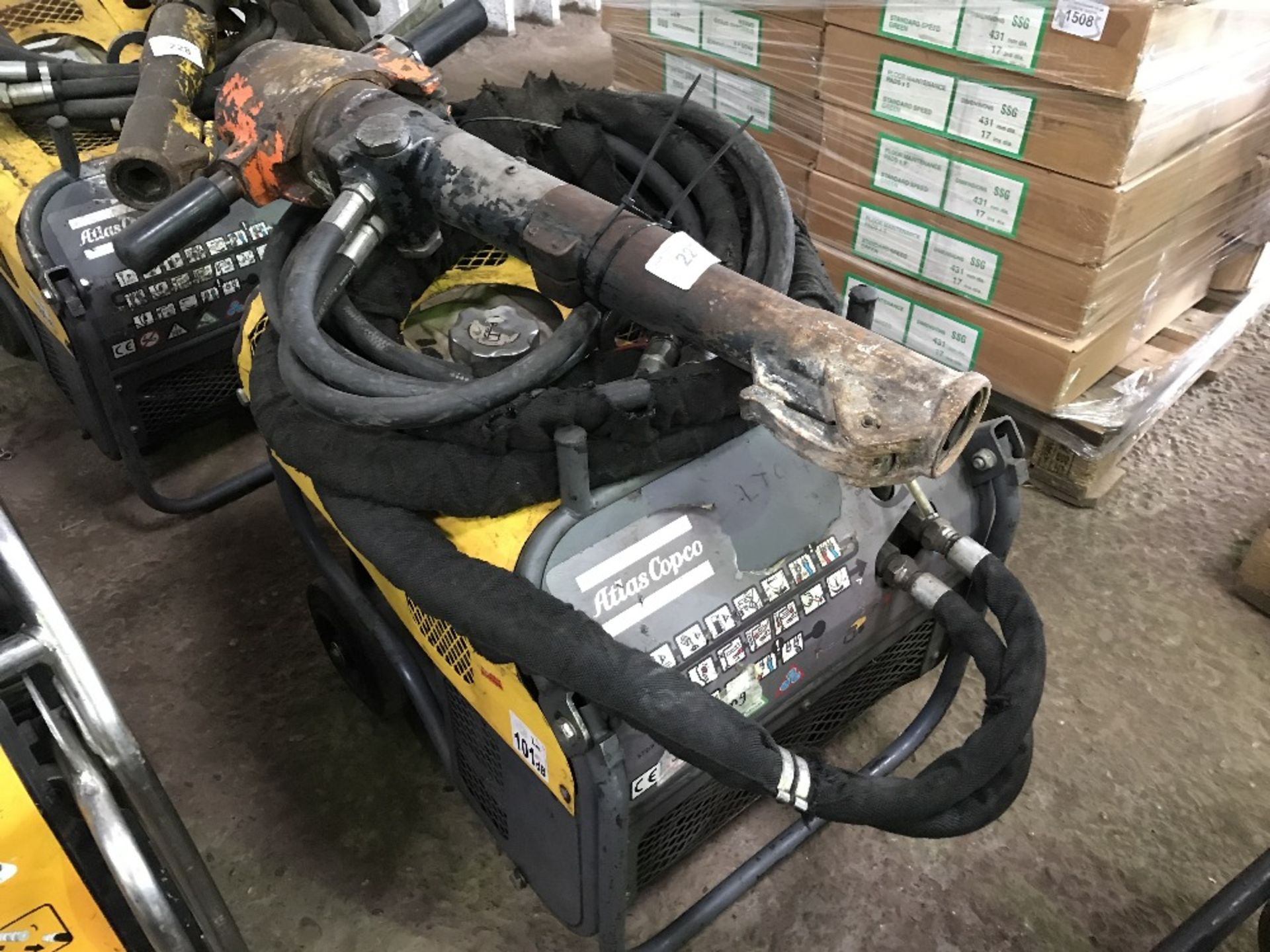 ATLAS COPCO LP9-20P HYDRAULIC BREAKER PACK WITH GUN AND HOSE Sold Under The Auctioneers Margin - Image 2 of 2