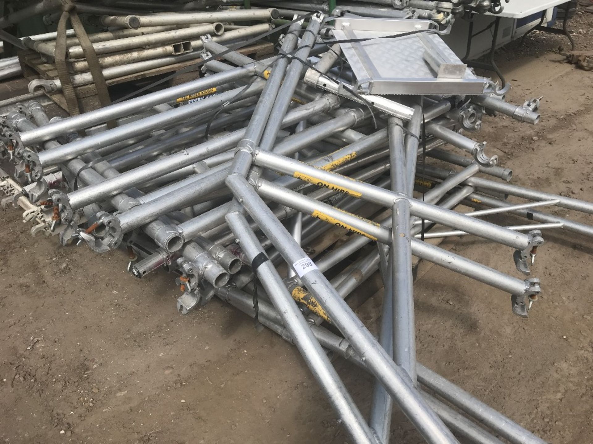 LARGE QUANTITY OF ALUMINIUM SCAFFOLD TOWER PARTS, MAINLY YOUNGMAN BOSS - Image 5 of 6