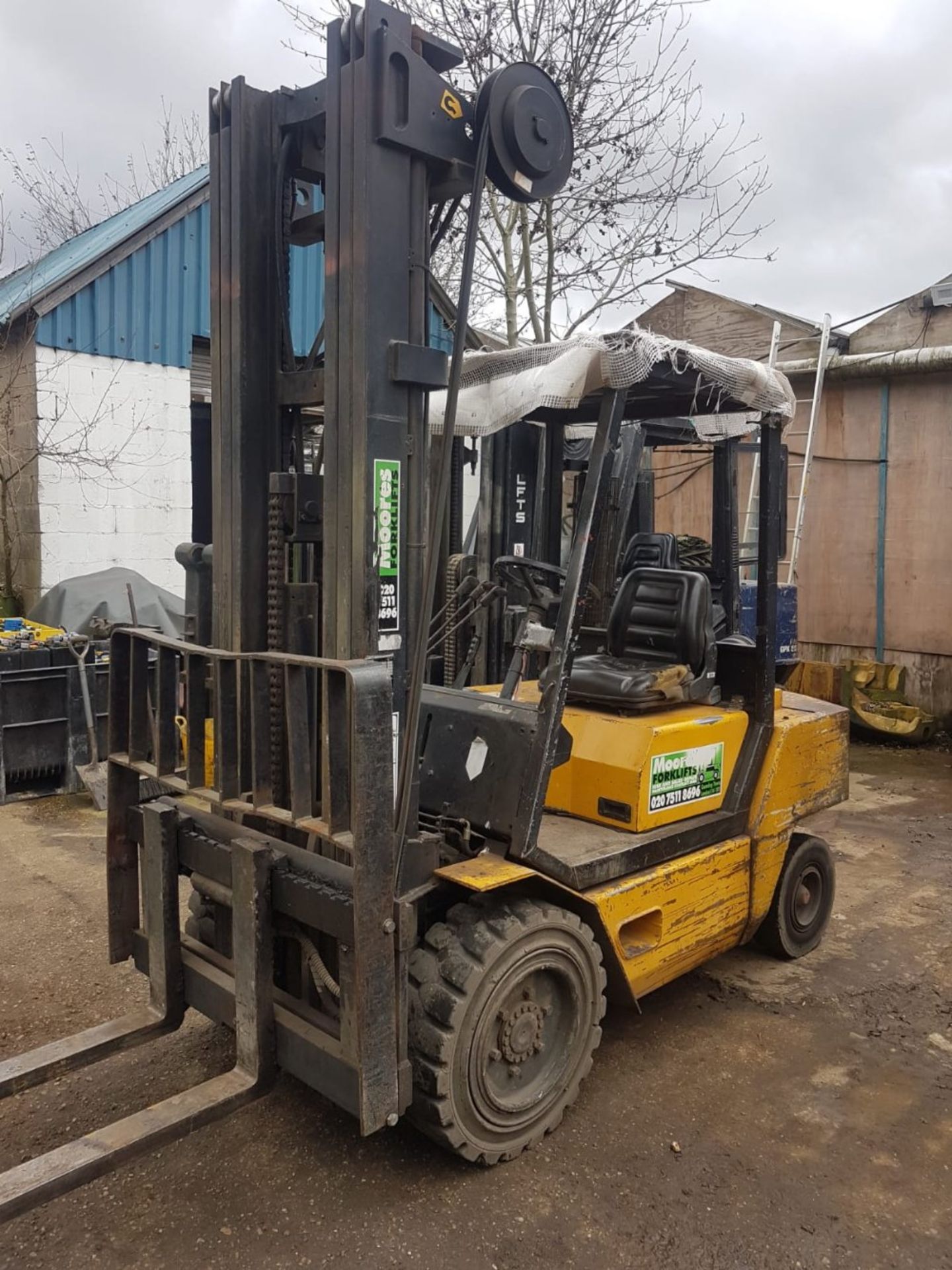 BOSS 3 TONNE DIESEL FORKLIFT TRUCK WITH TRIPKLE MAST AND SIDE SHIFT. BRAKES POOR AND NEED - Image 2 of 3