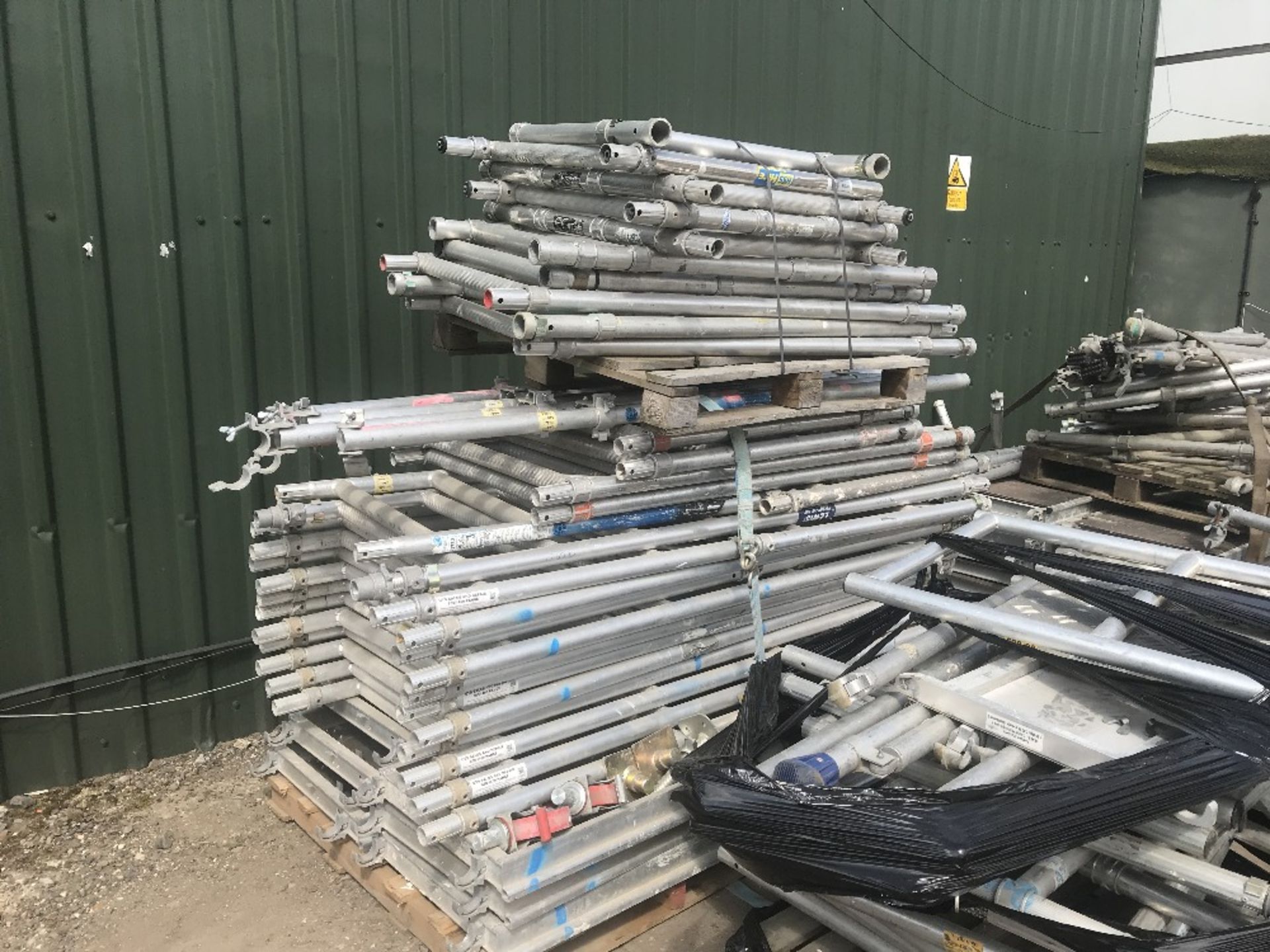 LARGE QUANTITY OF ALUMINIUM SCAFFOLD TOWER PARTS, MAINLY YOUNGMAN BOSS - Image 2 of 6