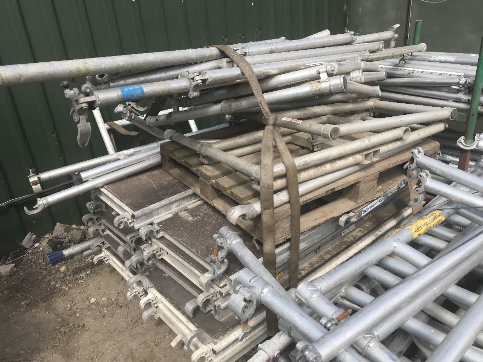 LARGE QUANTITY OF ALUMINIUM SCAFFOLD TOWER PARTS, MAINLY YOUNGMAN BOSS - Image 4 of 6