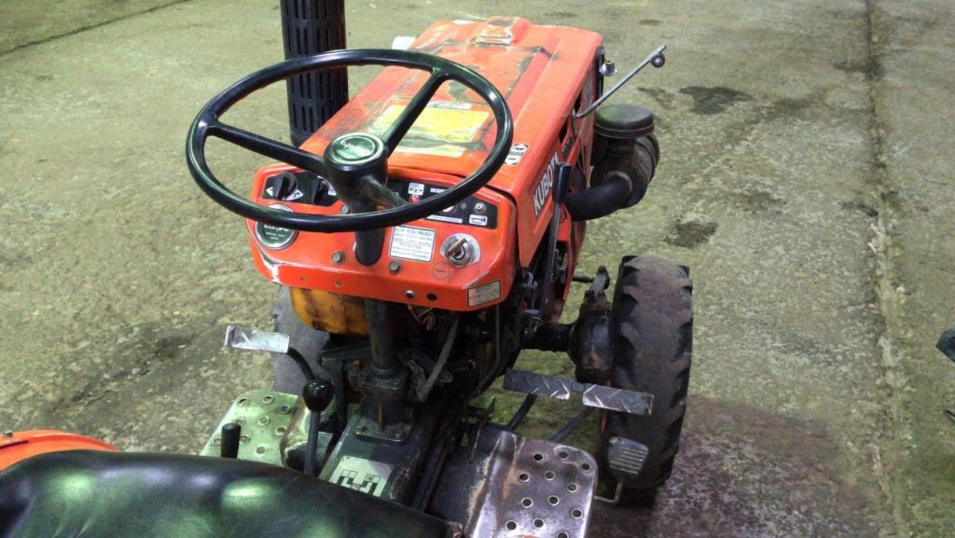 KUBOTA B7100 4WD COMPACT TRACTOR SN:83774 when tested was seen to start, drive and pto turned..NB: - Image 4 of 5