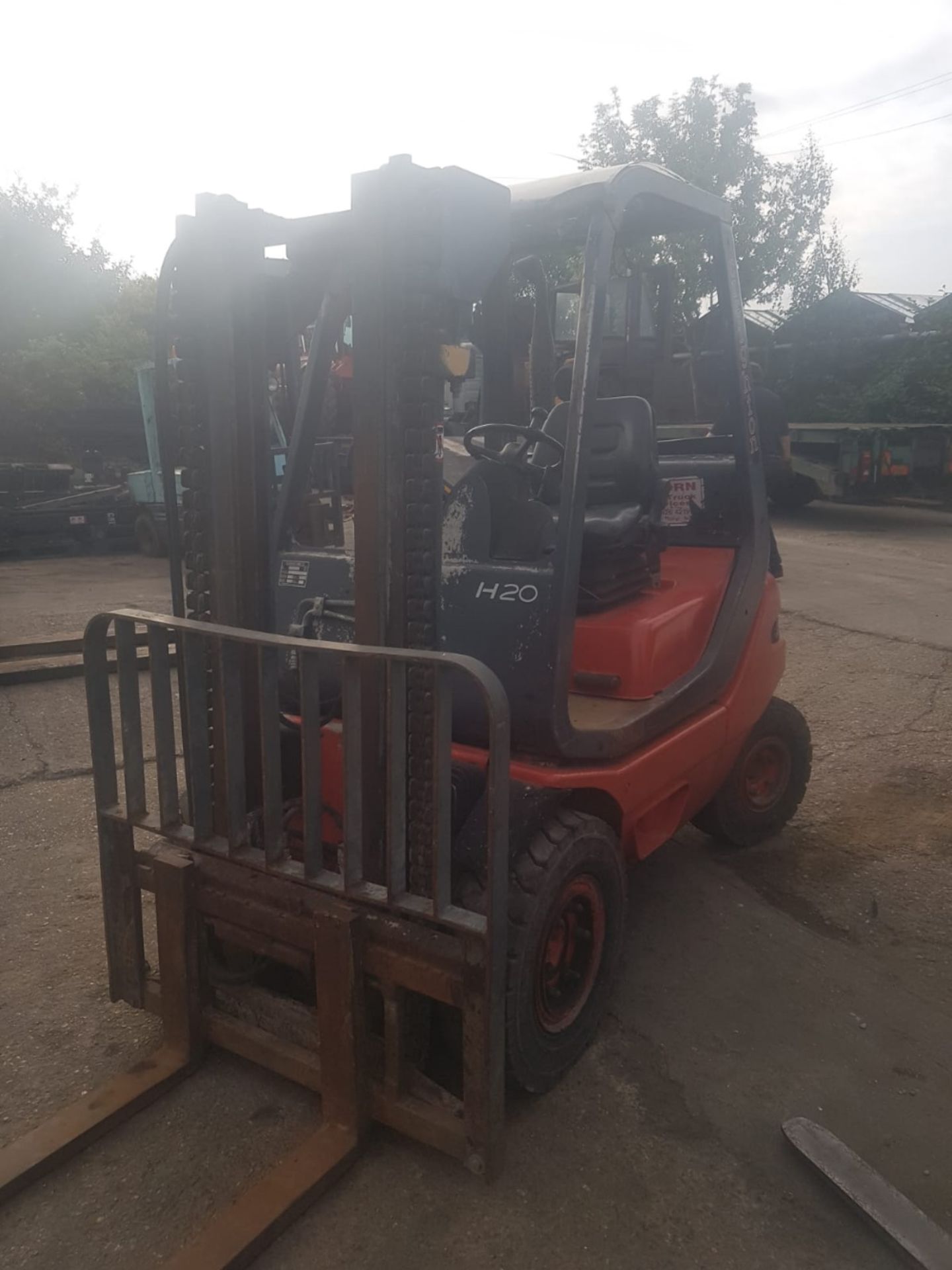 LINDE 2 TONNE DIESEL FORKLIFT......LOCATED IN CHIGWELL, ESSEX VENDORS NOTES: THIS IS NOT A NEW - Image 3 of 3