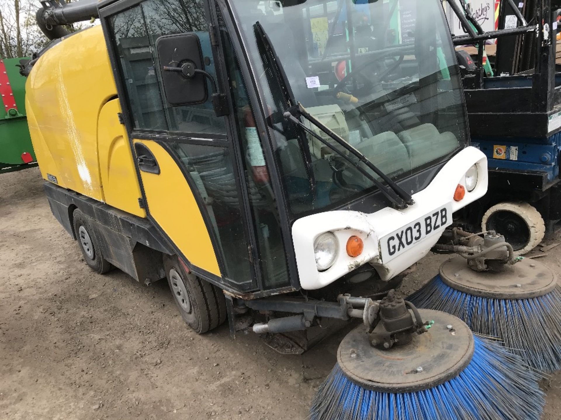 JOHNSON COMPACT SIZED SWEEPER WITH SPARE BRUSHES REG:GX03 BZB WITH V5 when tested was seen to start,