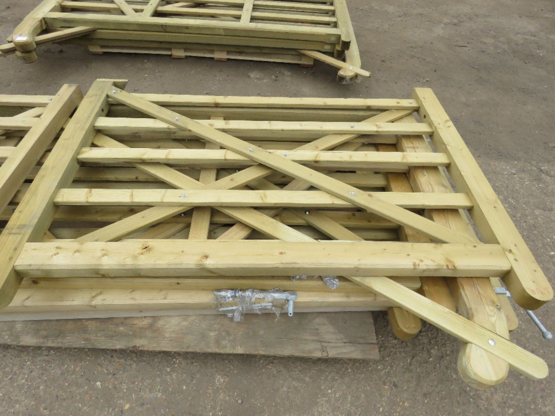 6 X ASSORTED SIZED WOODEN FIELD/DRIVEWAY GATES, AS SHOWN IN IMAGES - Image 3 of 6