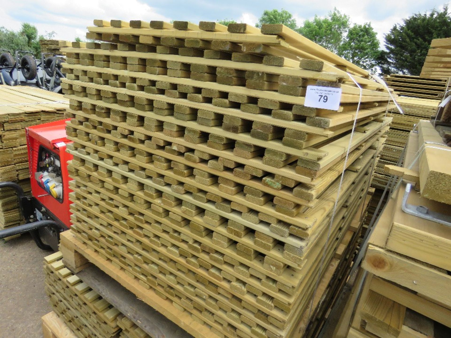 2 X PALLETS OF HIT AND MISS LIGHT WEIGHT FENCE PANLES 6FT HEIGHT, VARIOUS WIDTHS
