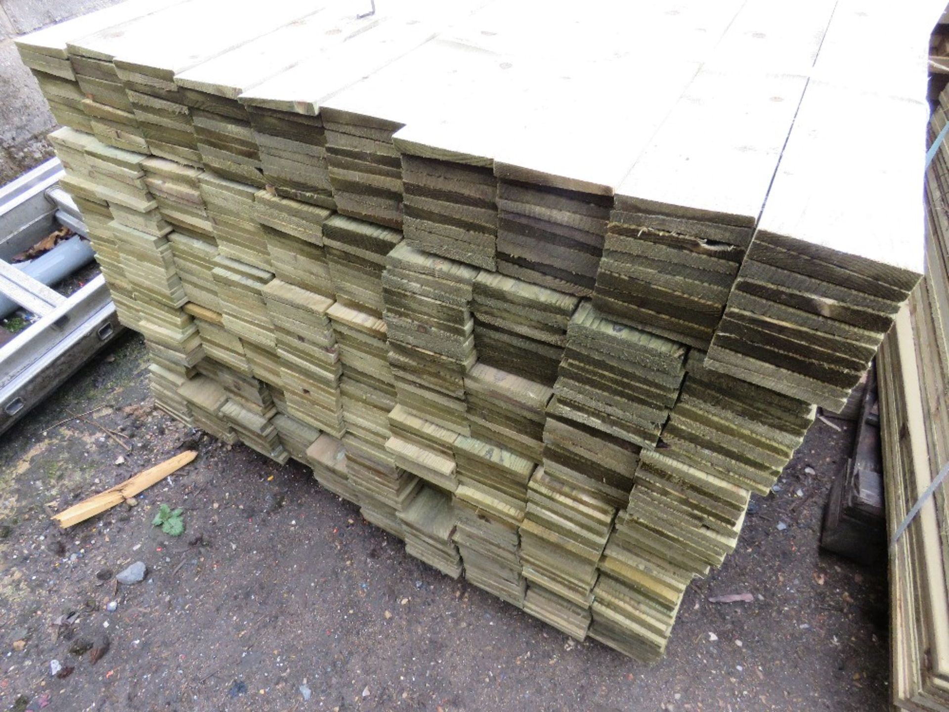 1X PACK OF FEATHER EDGE TIMBER CLADDING, 1.5M LENGTH X 10CM WIDTH - Image 2 of 3