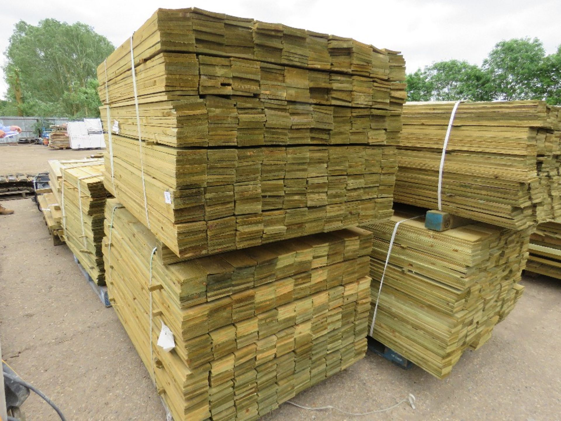 2 X PALLETS OF 1.5M LENGTH FEATHER EDGE TIMBER - Image 3 of 4