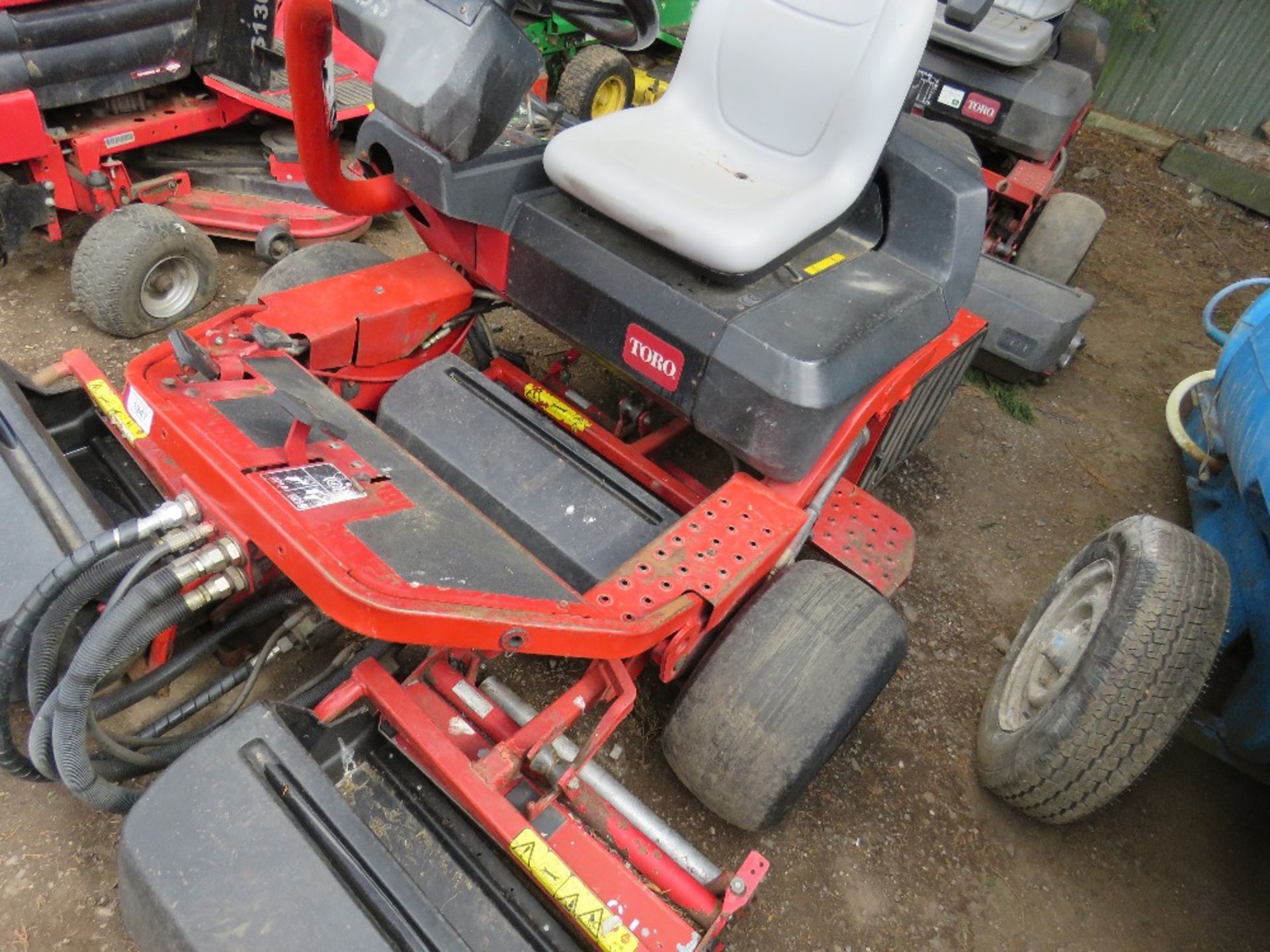 TORO TRIPLE MOWER C/W GRASS BOXES WHEN TESTED WAS SEEN TO RUN AND DRIVE - Image 3 of 4