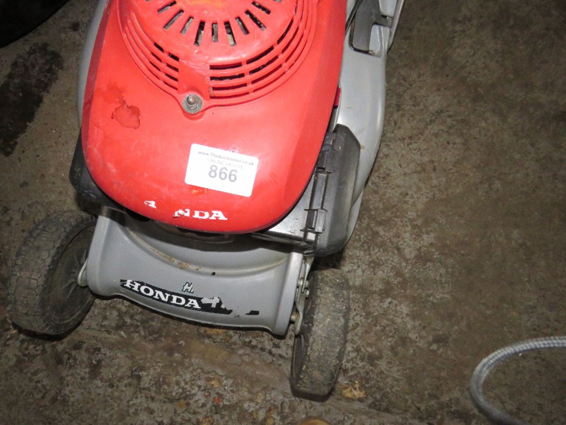 HONDA MOWER WITH COLLECTOR BAG, RUNS BUT NO DRIVE - Image 4 of 4