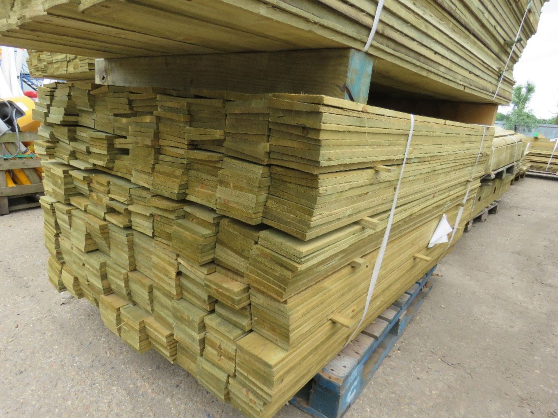 2 X PALLETS OF 1.65M AND 1.8MM LENGTH FEATHER EDGE TIMBER - Image 3 of 5