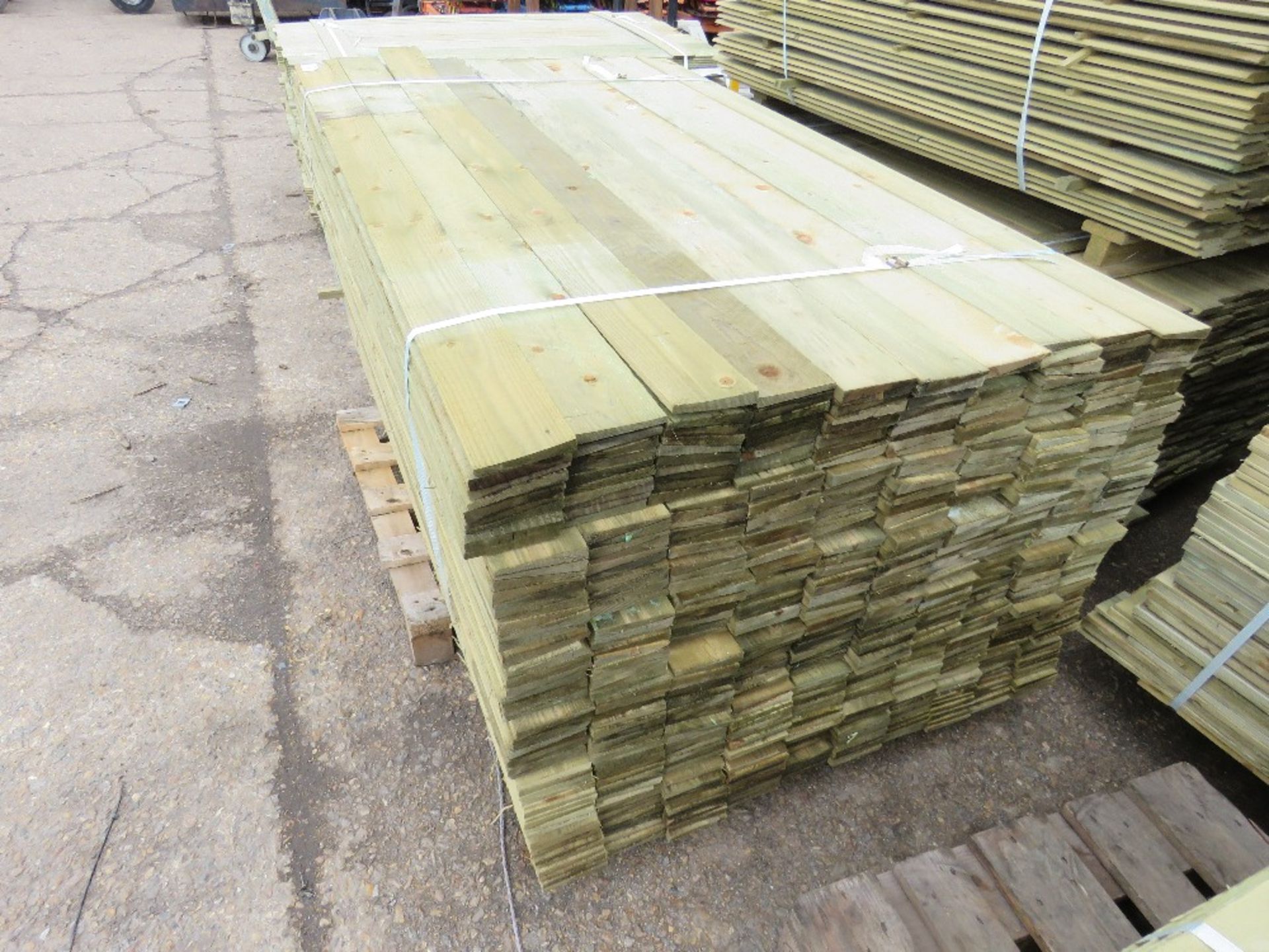 1 X PACK OF FEATHER EDGE TIMBER CLADDING, 1.8M LENGTH X 10CM WIDTH - Image 3 of 4