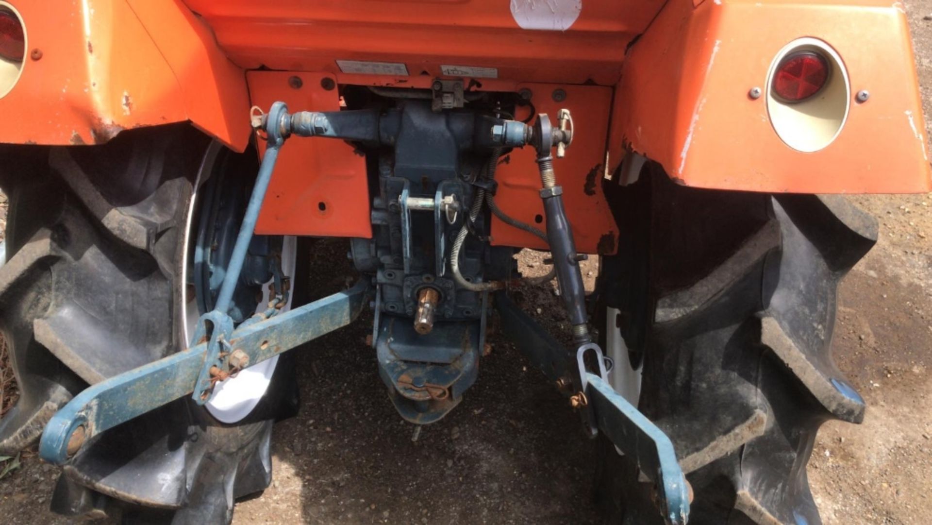 KUBOTA 20HP 2WD COMPACT TRACTOR C/W REAR LINKAGE. WHEN TESTED WAS SEEN TO DRIVE, STEER AND BRAKE - Image 4 of 6