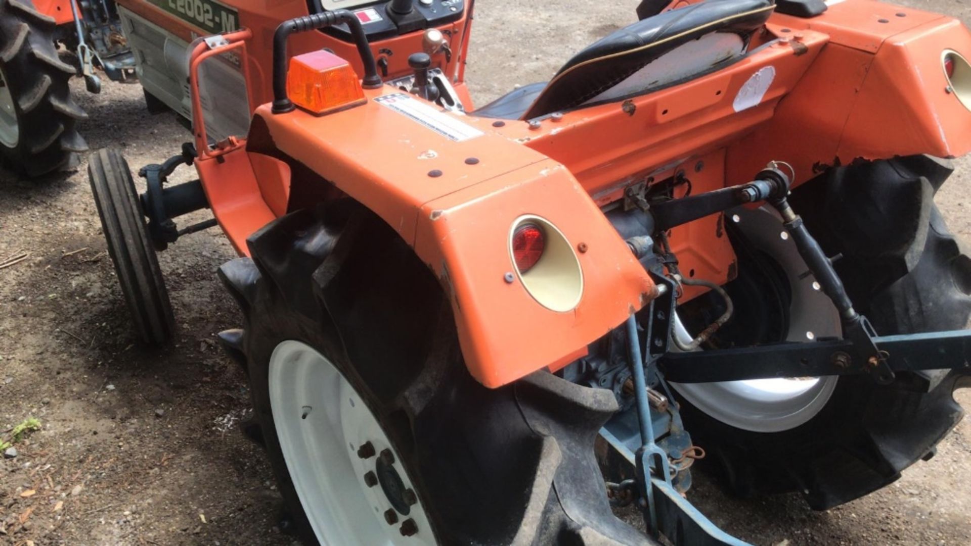 KUBOTA 20HP 2WD COMPACT TRACTOR C/W REAR LINKAGE. WHEN TESTED WAS SEEN TO DRIVE, STEER AND BRAKE - Image 2 of 6