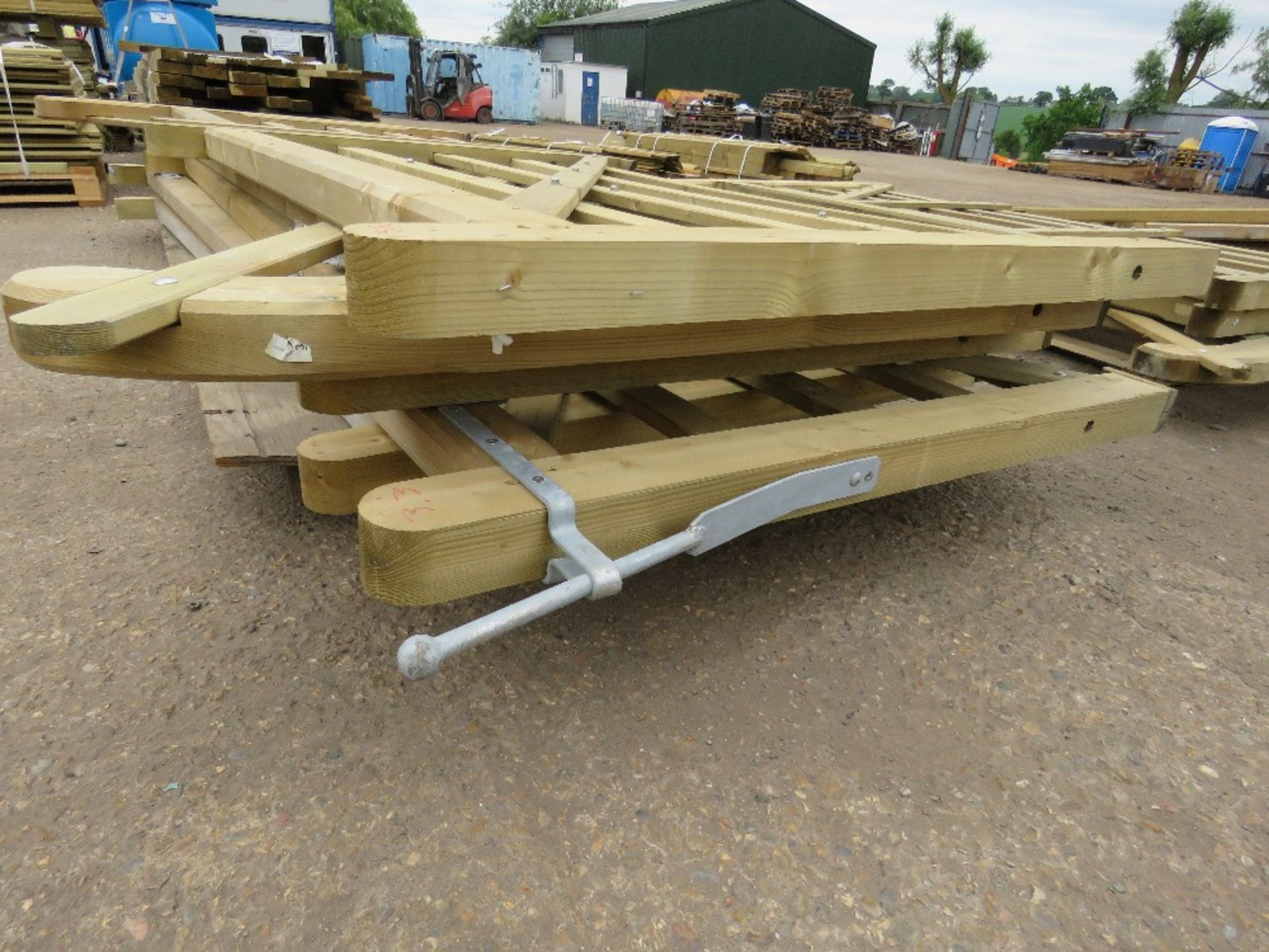 6 X ASSORTED SIZED WOODEN FIELD/DRIVEWAY GATES, AS SHOWN IN IMAGES - Image 4 of 6