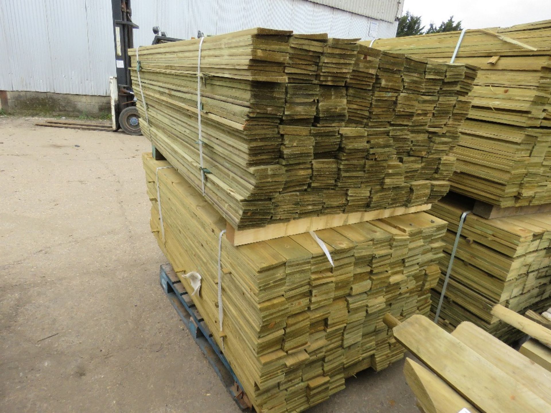 2 X PALLETS OF 1.65M AND 1.8MM LENGTH FEATHER EDGE TIMBER - Image 4 of 5